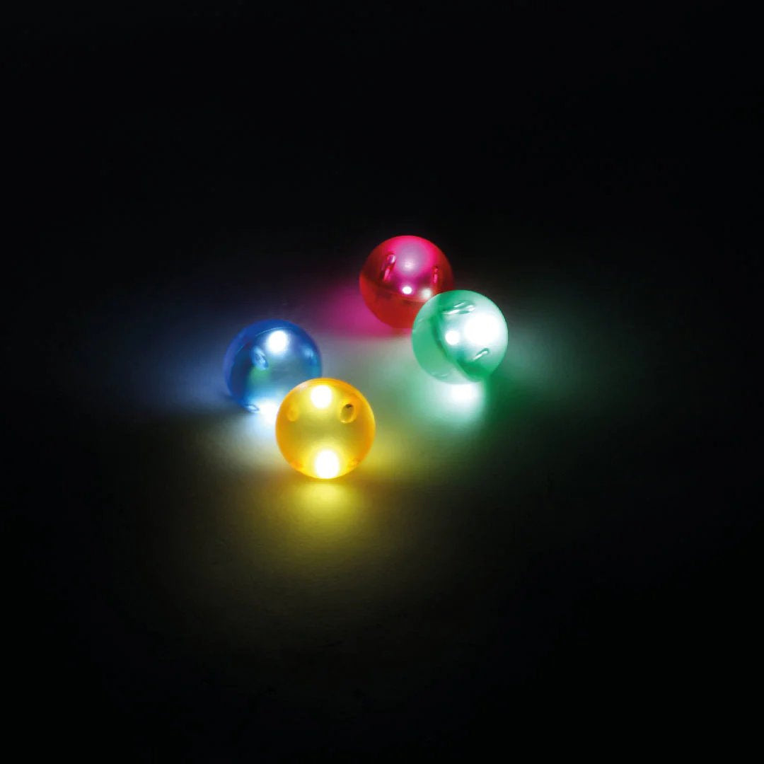 CleverClixx Ball Run Dazzling Lights Intense – zestaw 100 magnetycznych klocków ze świecącymi elementami, umożliwiający dzieciom budowanie spektakularnych tras dla kulek, które świecą w ciemności, zapewniając trwałość i stabilność dzięki solidnej konstrukcji i mocnym magnesom.