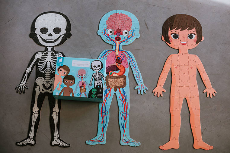 Te układanki uczą dzieci o ludzkim ciele w fascynujący sposób. Zestaw zawiera trzy różnorodne wersje: dwustronną z chłopcem i dziewczynką, grafikę organów wewnętrznych oraz fluorescencyjną wersję szkieletu, która świeci w ciemności. Dzięki dołączonym kartom pomocniczym dzieci poznają części ciała, a duże elementy ułatwiają układanie!