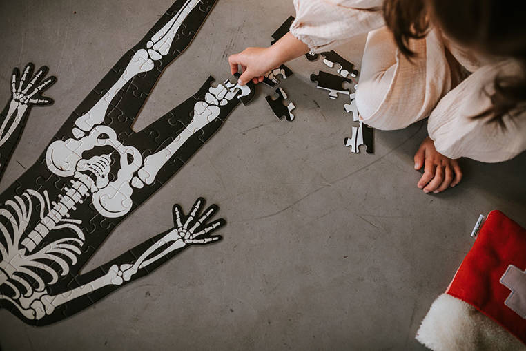 Te układanki uczą dzieci o ludzkim ciele w fascynujący sposób. Zestaw zawiera trzy różnorodne wersje: dwustronną z chłopcem i dziewczynką, grafikę organów wewnętrznych oraz fluorescencyjną wersję szkieletu, która świeci w ciemności. Dzięki dołączonym kartom pomocniczym dzieci poznają części ciała, a duże elementy ułatwiają układanie!