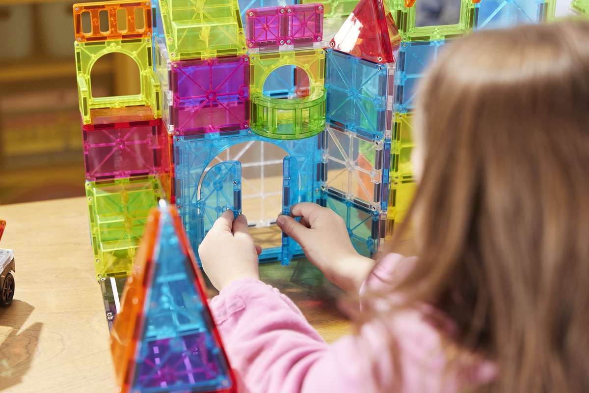 MAGNA-TILES City Center – budynek ze spiralnymi schodami i balkonem