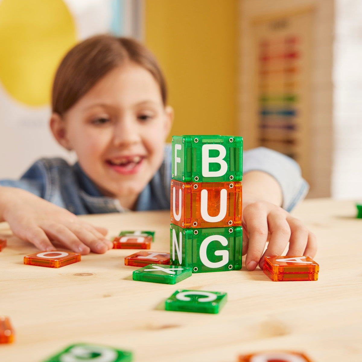 MAGNA-TILES LEARN Letters – zabawa dziecka
