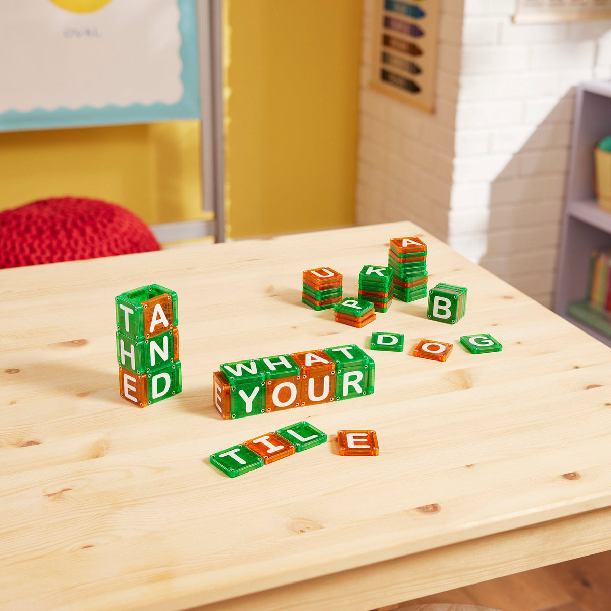 MAGNA-TILES LEARN Letters – samogłoski na pomarańczowych, spółgłoski na zielonych płytkach
