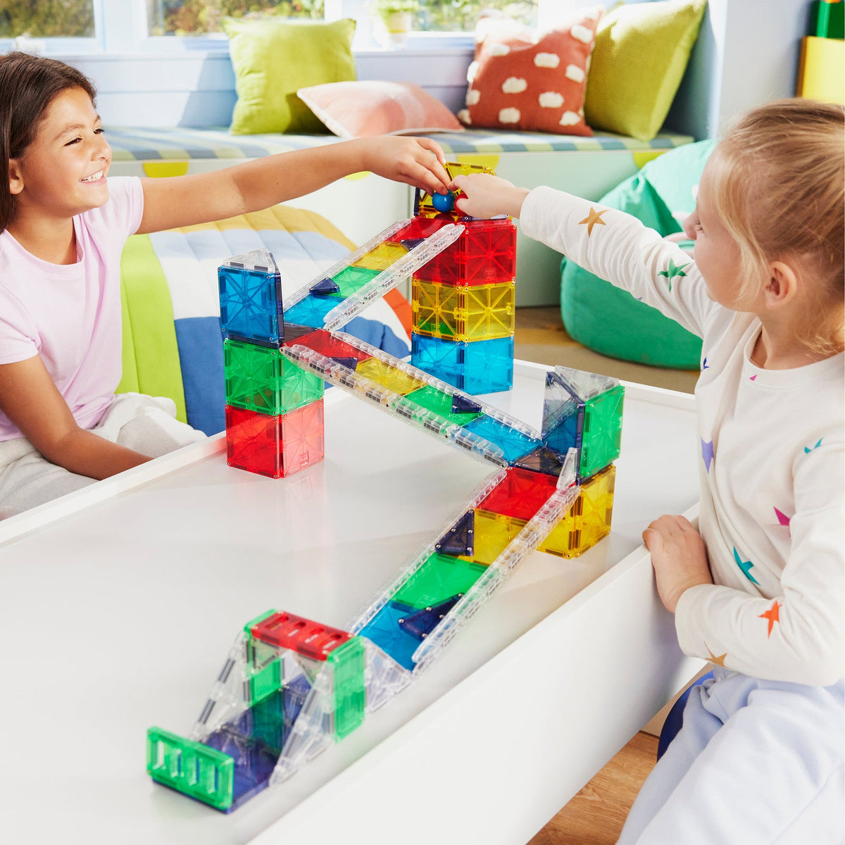 MAGNA-TILES Rail Racers XL – zabawa dziecka