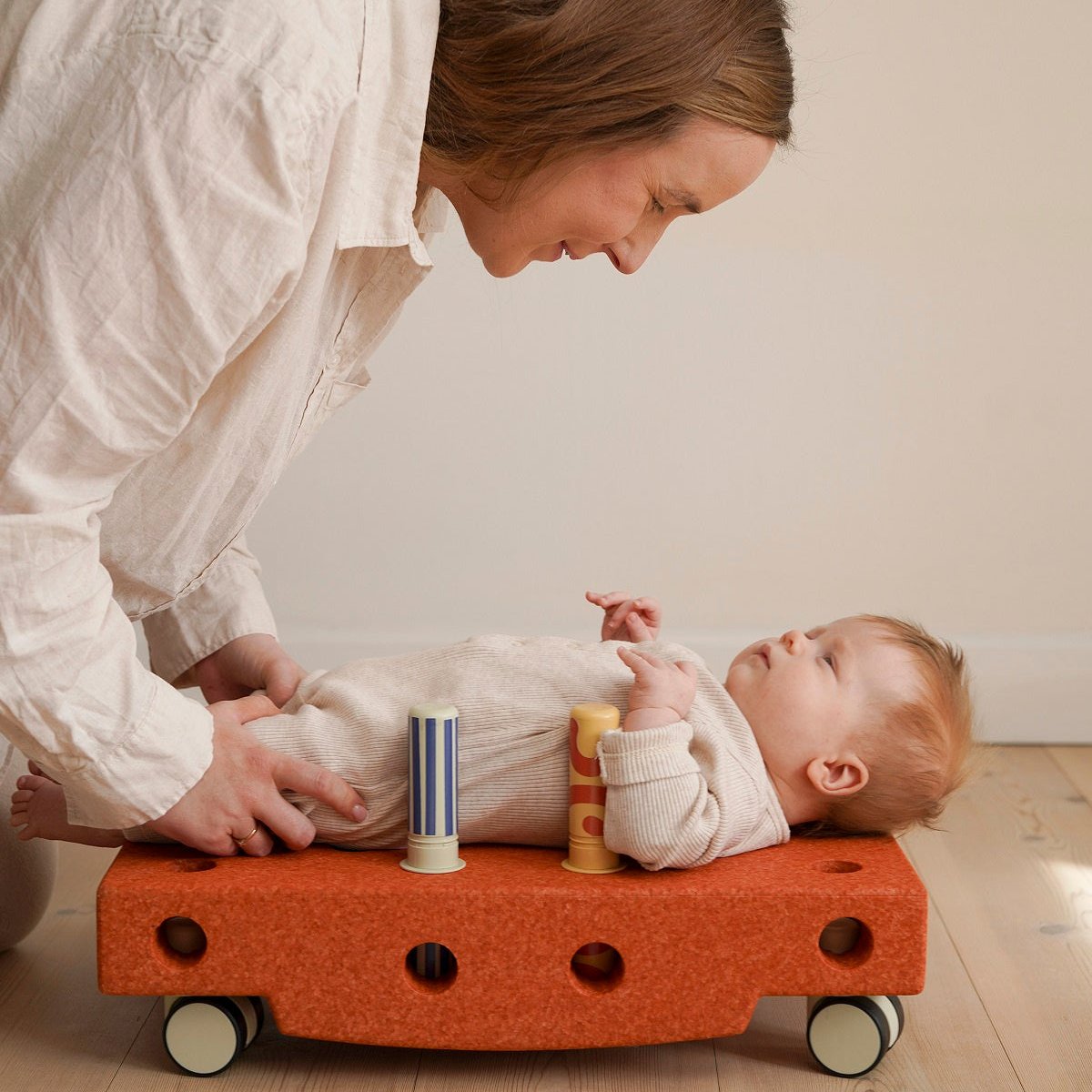 Zestaw MODU - Baby Activity Set to innowacyjna zabawka wspierająca rozwój dzieci w pierwszym roku życia. Zawiera sensoryczny blok piankowy, na którym maluch może się położyć, chwiać, przechylać i kołysać, oraz cztery kolorowe grzechotki z interesującymi wzorami i dźwiękami, stymulujące rozwój sensoryczny. Do zestawu dołączony jest Przewodnik Aktywności z 12 ćwiczeniami, które pomagają rodzicom wspierać kluczowe etapy rozwoju motorycznego dziecka.