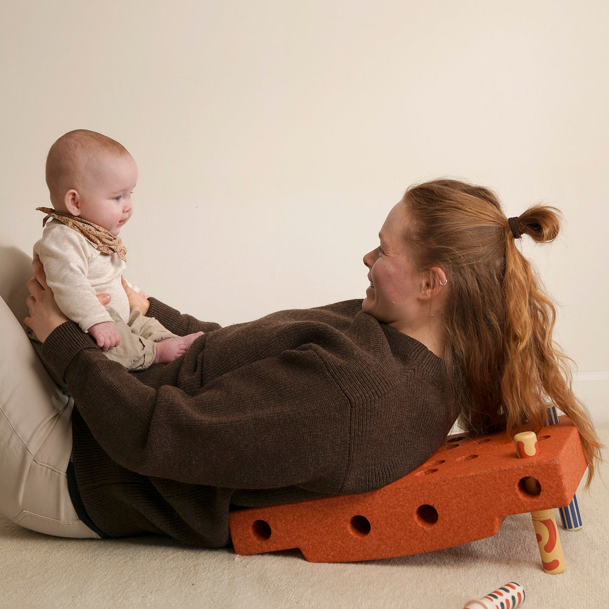 Zestaw MODU - Baby Activity Set to innowacyjna zabawka wspierająca rozwój dzieci w pierwszym roku życia. Zawiera sensoryczny blok piankowy, na którym maluch może się położyć, chwiać, przechylać i kołysać, oraz cztery kolorowe grzechotki z interesującymi wzorami i dźwiękami, stymulujące rozwój sensoryczny. Do zestawu dołączony jest Przewodnik Aktywności z 12 ćwiczeniami, które pomagają rodzicom wspierać kluczowe etapy rozwoju motorycznego dziecka.