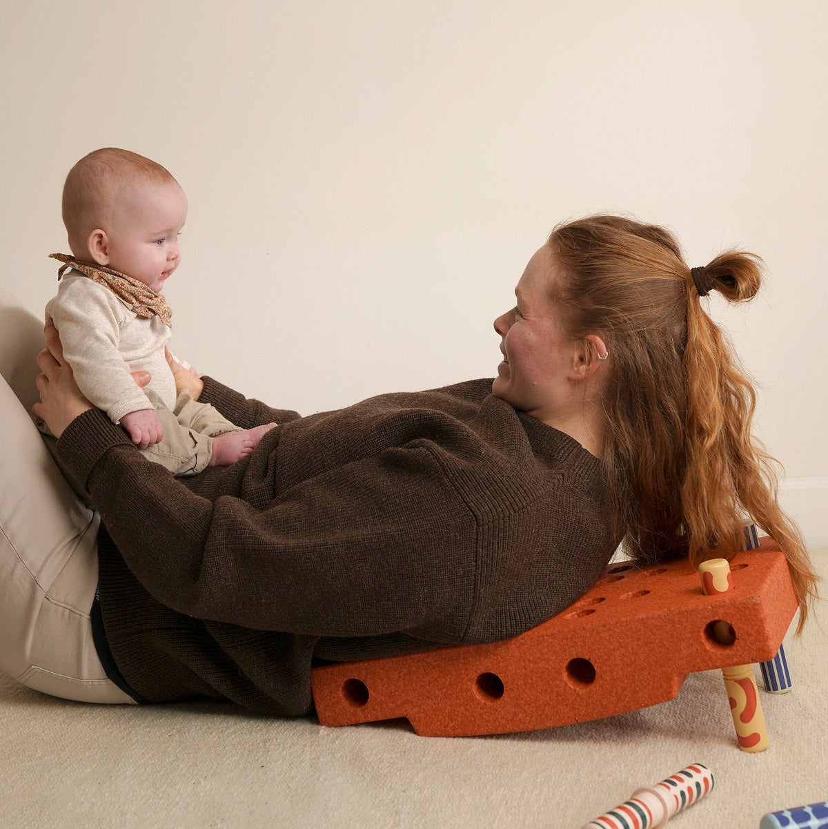 Zestaw MODU - Baby Activity Set to innowacyjna zabawka wspierająca rozwój dzieci w pierwszym roku życia. Zawiera sensoryczny blok piankowy, na którym maluch może się położyć, chwiać, przechylać i kołysać, oraz cztery kolorowe grzechotki z interesującymi wzorami i dźwiękami, stymulujące rozwój sensoryczny. Do zestawu dołączony jest Przewodnik Aktywności z 12 ćwiczeniami, które pomagają rodzicom wspierać kluczowe etapy rozwoju motorycznego dziecka.