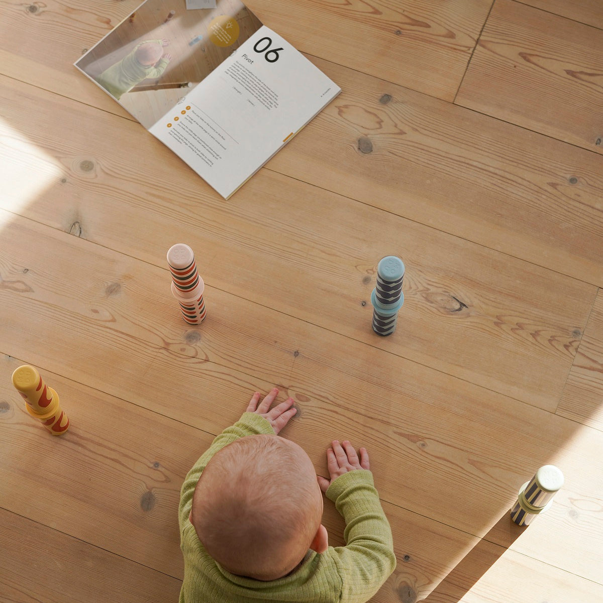 Zestaw MODU - Baby Activity Set to innowacyjna zabawka wspierająca rozwój dzieci w pierwszym roku życia. Zawiera sensoryczny blok piankowy, na którym maluch może się położyć, chwiać, przechylać i kołysać, oraz cztery kolorowe grzechotki z interesującymi wzorami i dźwiękami, stymulujące rozwój sensoryczny. Do zestawu dołączony jest Przewodnik Aktywności z 12 ćwiczeniami, które pomagają rodzicom wspierać kluczowe etapy rozwoju motorycznego dziecka.