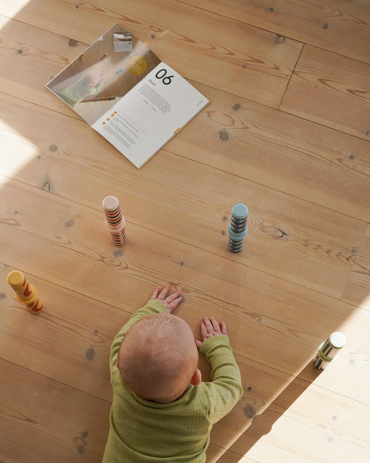 Zestaw MODU - Baby Activity Set to innowacyjna zabawka wspierająca rozwój dzieci w pierwszym roku życia. Zawiera sensoryczny blok piankowy, na którym maluch może się położyć, chwiać, przechylać i kołysać, oraz cztery kolorowe grzechotki z interesującymi wzorami i dźwiękami, stymulujące rozwój sensoryczny. Do zestawu dołączony jest Przewodnik Aktywności z 12 ćwiczeniami, które pomagają rodzicom wspierać kluczowe etapy rozwoju motorycznego dziecka.