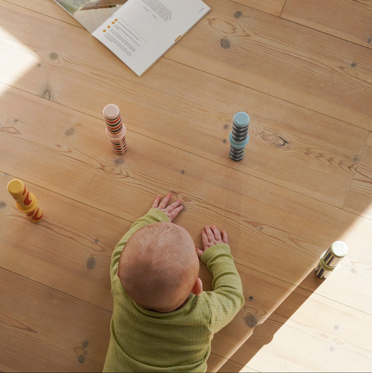 Zestaw MODU - Baby Activity Set to innowacyjna zabawka wspierająca rozwój dzieci w pierwszym roku życia. Zawiera sensoryczny blok piankowy, na którym maluch może się położyć, chwiać, przechylać i kołysać, oraz cztery kolorowe grzechotki z interesującymi wzorami i dźwiękami, stymulujące rozwój sensoryczny. Do zestawu dołączony jest Przewodnik Aktywności z 12 ćwiczeniami, które pomagają rodzicom wspierać kluczowe etapy rozwoju motorycznego dziecka.