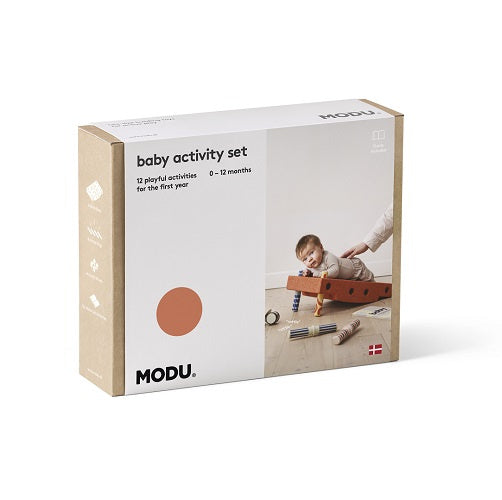 Zestaw MODU - Baby Activity Set to innowacyjna zabawka wspierająca rozwój dzieci w pierwszym roku życia. Zawiera sensoryczny blok piankowy, na którym maluch może się położyć, chwiać, przechylać i kołysać, oraz cztery kolorowe grzechotki z interesującymi wzorami i dźwiękami, stymulujące rozwój sensoryczny. Do zestawu dołączony jest Przewodnik Aktywności z 12 ćwiczeniami, które pomagają rodzicom wspierać kluczowe etapy rozwoju motorycznego dziecka.