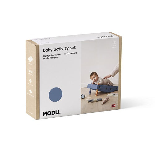 Zestaw MODU - Baby Activity Set to innowacyjna zabawka wspierająca rozwój dzieci w pierwszym roku życia. Zawiera sensoryczny blok piankowy, na którym maluch może się położyć, chwiać, przechylać i kołysać, oraz cztery kolorowe grzechotki z interesującymi wzorami i dźwiękami, stymulujące rozwój sensoryczny. Do zestawu dołączony jest Przewodnik Aktywności z 12 ćwiczeniami, które pomagają rodzicom wspierać kluczowe etapy rozwoju motorycznego dziecka.