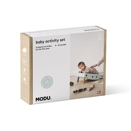 Zestaw MODU - Baby Activity Set to innowacyjna zabawka wspierająca rozwój dzieci w pierwszym roku życia. Zawiera sensoryczny blok piankowy, na którym maluch może się położyć, chwiać, przechylać i kołysać, oraz cztery kolorowe grzechotki z interesującymi wzorami i dźwiękami, stymulujące rozwój sensoryczny. Do zestawu dołączony jest Przewodnik Aktywności z 12 ćwiczeniami, które pomagają rodzicom wspierać kluczowe etapy rozwoju motorycznego dziecka.