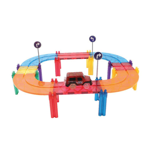 Klocki magnetyczne Cleverclixx Large Race Track Pastel składają się z 80 elementów, w tym dwóch samochodów (zielonego i fioletowego), 10 ramp, 12 płytek w kształcie łuku, 12 znaków drogowych, 10 płytek kwadratowych, 22 filarów oraz 12 płytek prostokątnych. Zestaw umożliwia budowanie różnorodnych torów wyścigowych i dodatkowych konstrukcji, co rozwija zdolności manualne, logiczne myślenie oraz kreatywność dzieci.