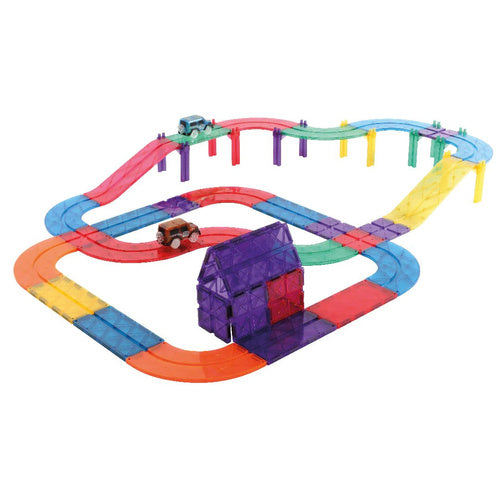 Klocki magnetyczne Cleverclixx Large Race Track Pastel składają się z 80 elementów, w tym dwóch samochodów (zielonego i fioletowego), 10 ramp, 12 płytek w kształcie łuku, 12 znaków drogowych, 10 płytek kwadratowych, 22 filarów oraz 12 płytek prostokątnych. Zestaw umożliwia budowanie różnorodnych torów wyścigowych i dodatkowych konstrukcji, co rozwija zdolności manualne, logiczne myślenie oraz kreatywność dzieci.