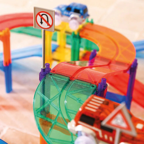 Klocki magnetyczne Cleverclixx Large Race Track Pastel składają się z 80 elementów, w tym dwóch samochodów (zielonego i fioletowego), 10 ramp, 12 płytek w kształcie łuku, 12 znaków drogowych, 10 płytek kwadratowych, 22 filarów oraz 12 płytek prostokątnych. Zestaw umożliwia budowanie różnorodnych torów wyścigowych i dodatkowych konstrukcji, co rozwija zdolności manualne, logiczne myślenie oraz kreatywność dzieci.