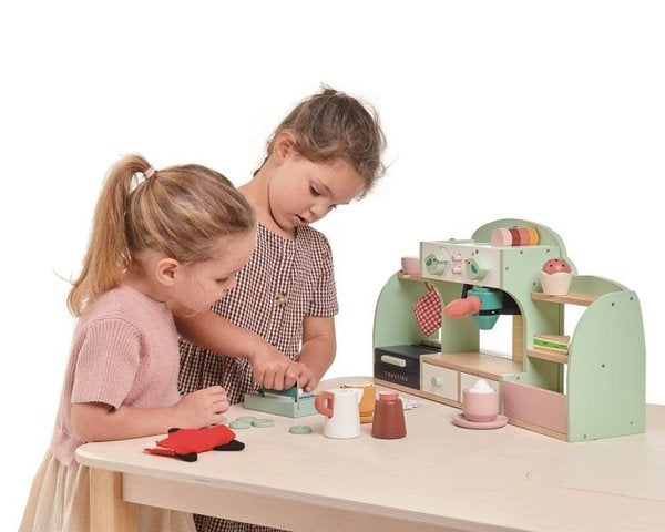 Drewniana kawiarenka – zabawkowa kawiarenka z ekspresem do kawy, filiżankami, ciasteczkami, tosterem i akcesoriami, idealna do zabawy w odgrywanie ról.