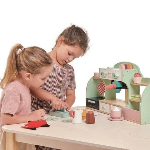 Drewniana kawiarenka – zabawkowa kawiarenka z ekspresem do kawy, filiżankami, ciasteczkami, tosterem i akcesoriami, idealna do zabawy w odgrywanie ról.