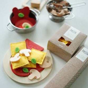 Filcowy zestaw makaronów i akcesoria kuchenne – zabawka do gotowania dla dzieci od Janod, 58 elementów, makaron farfalle, tagliatelle, parmezan, garnek