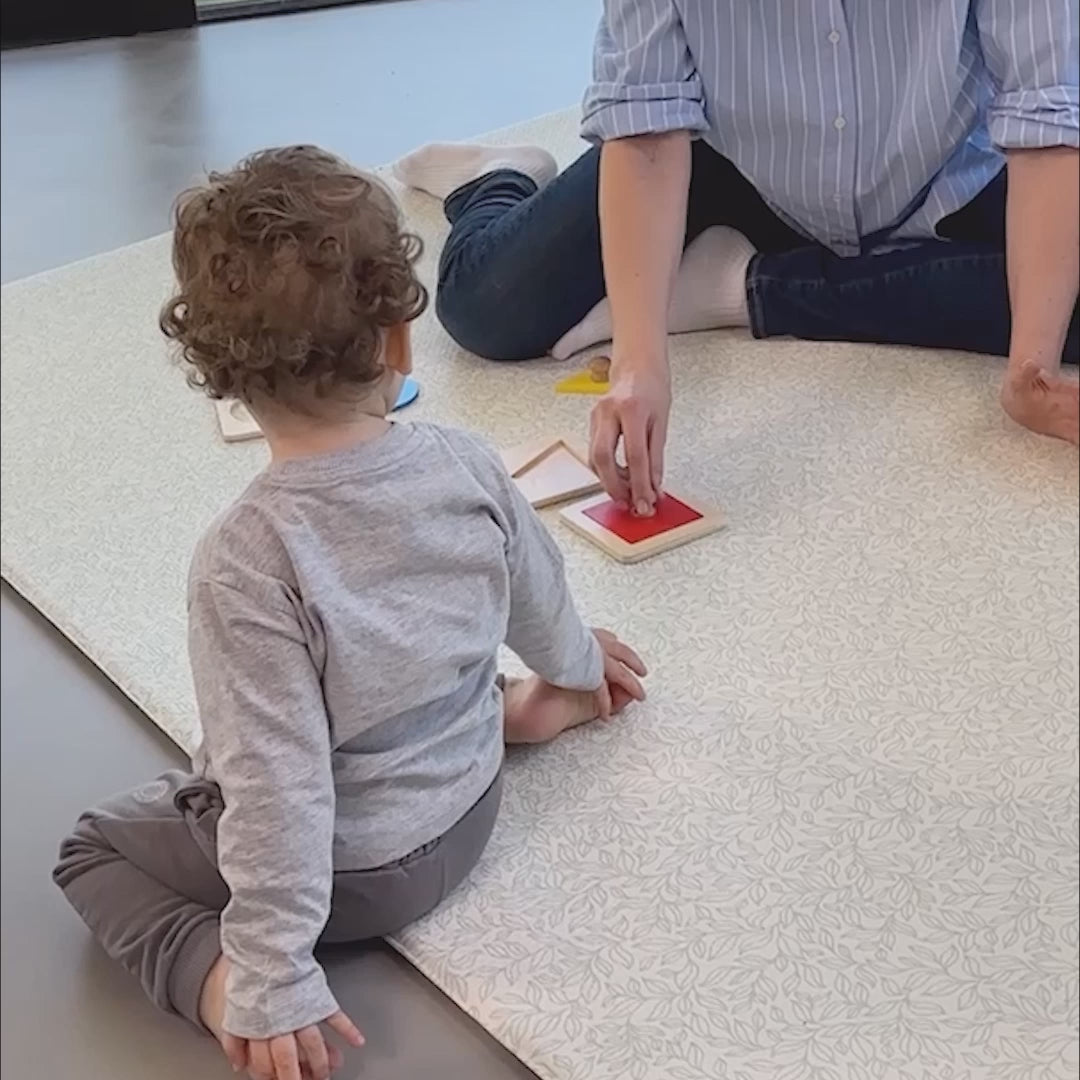 Idealne pierwsze puzzle dla maluszka. Zestaw zawiera drewniane pudełko, pokrywki z otworami oraz pasujące do nich różnorodne kształty. Geometryczne puzzle Montessori dla dzieci, wspierające rozwój koncentracji, rozwiązywania problemów i zdolności manualnych poprzez układanie kształtów i rozmiarów.