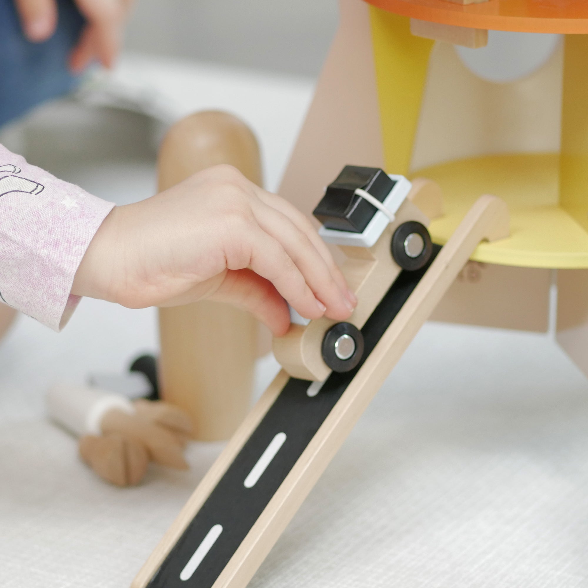 To interaktywna zabawka, która wspiera kosmiczne zabawy - odgrywanie ról, udawanie astronautów lub inżyniera NASA, podróże po układzie słonecznym i wiele więcej! Poszczególne elementy rakiety można odkręcać i montować, co rozwija umiejętności manualne, koordynację dziecka.