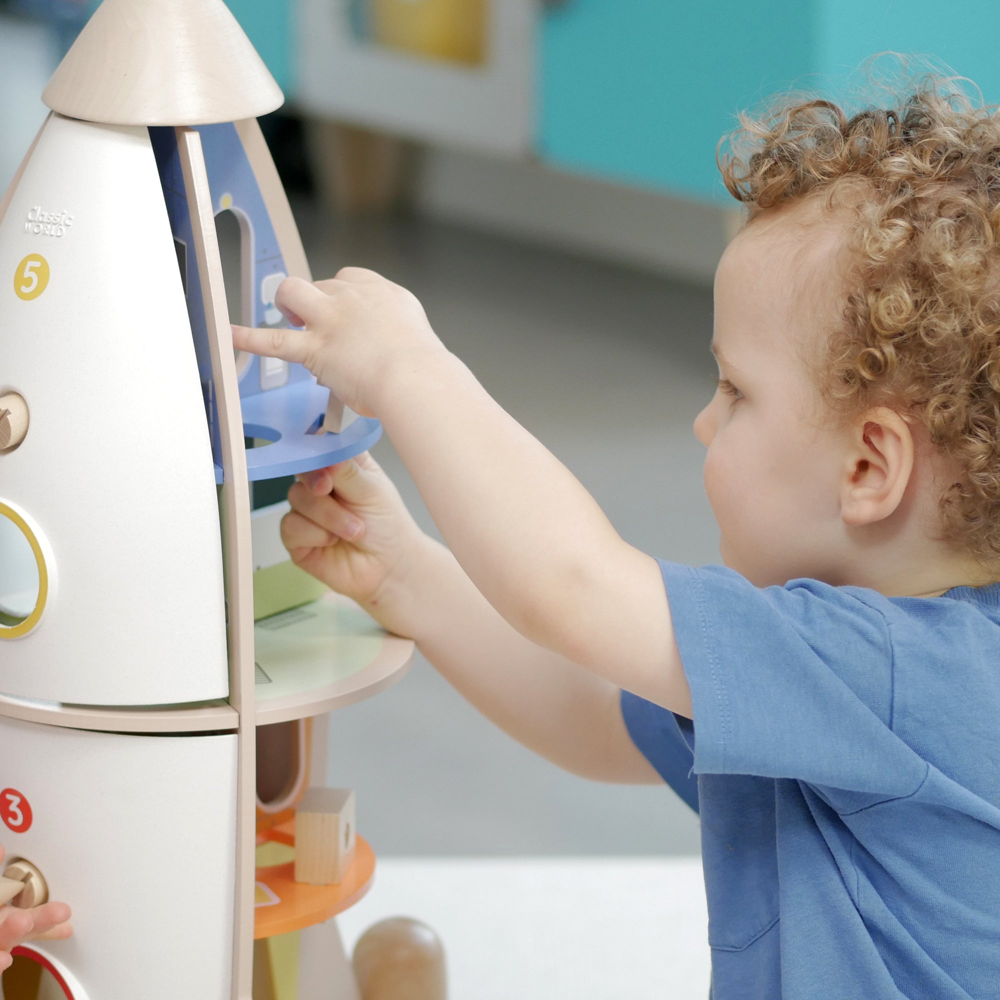 To interaktywna zabawka, która wspiera kosmiczne zabawy - odgrywanie ról, udawanie astronautów lub inżyniera NASA, podróże po układzie słonecznym i wiele więcej! Poszczególne elementy rakiety można odkręcać i montować, co rozwija umiejętności manualne, koordynację dziecka.