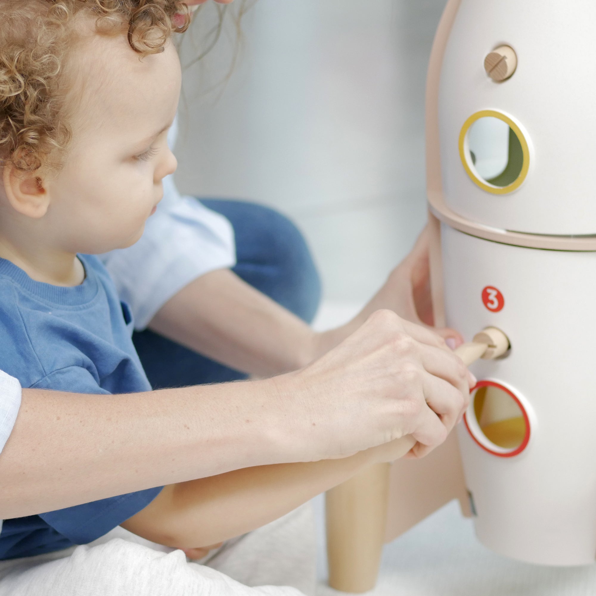 To interaktywna zabawka, która wspiera kosmiczne zabawy - odgrywanie ról, udawanie astronautów lub inżyniera NASA, podróże po układzie słonecznym i wiele więcej! Poszczególne elementy rakiety można odkręcać i montować, co rozwija umiejętności manualne, koordynację dziecka.