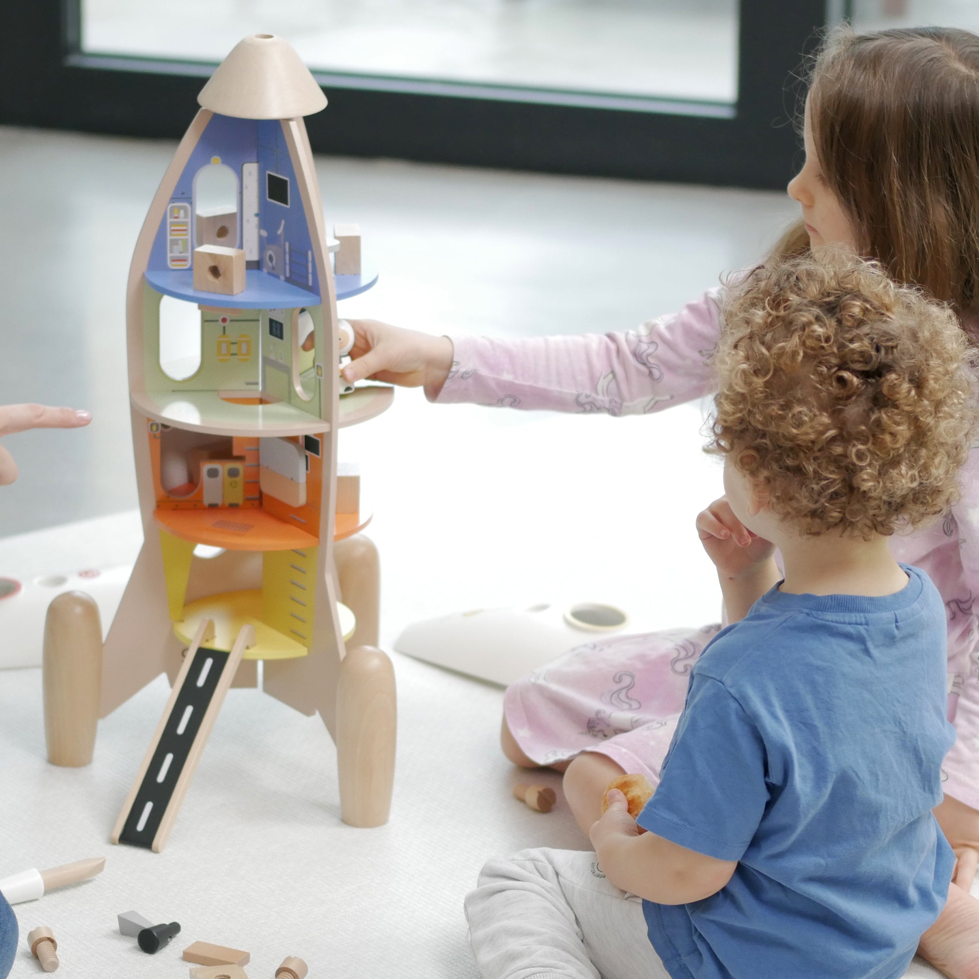 To interaktywna zabawka, która wspiera kosmiczne zabawy - odgrywanie ról, udawanie astronautów lub inżyniera NASA, podróże po układzie słonecznym i wiele więcej! Poszczególne elementy rakiety można odkręcać i montować, co rozwija umiejętności manualne, koordynację dziecka.