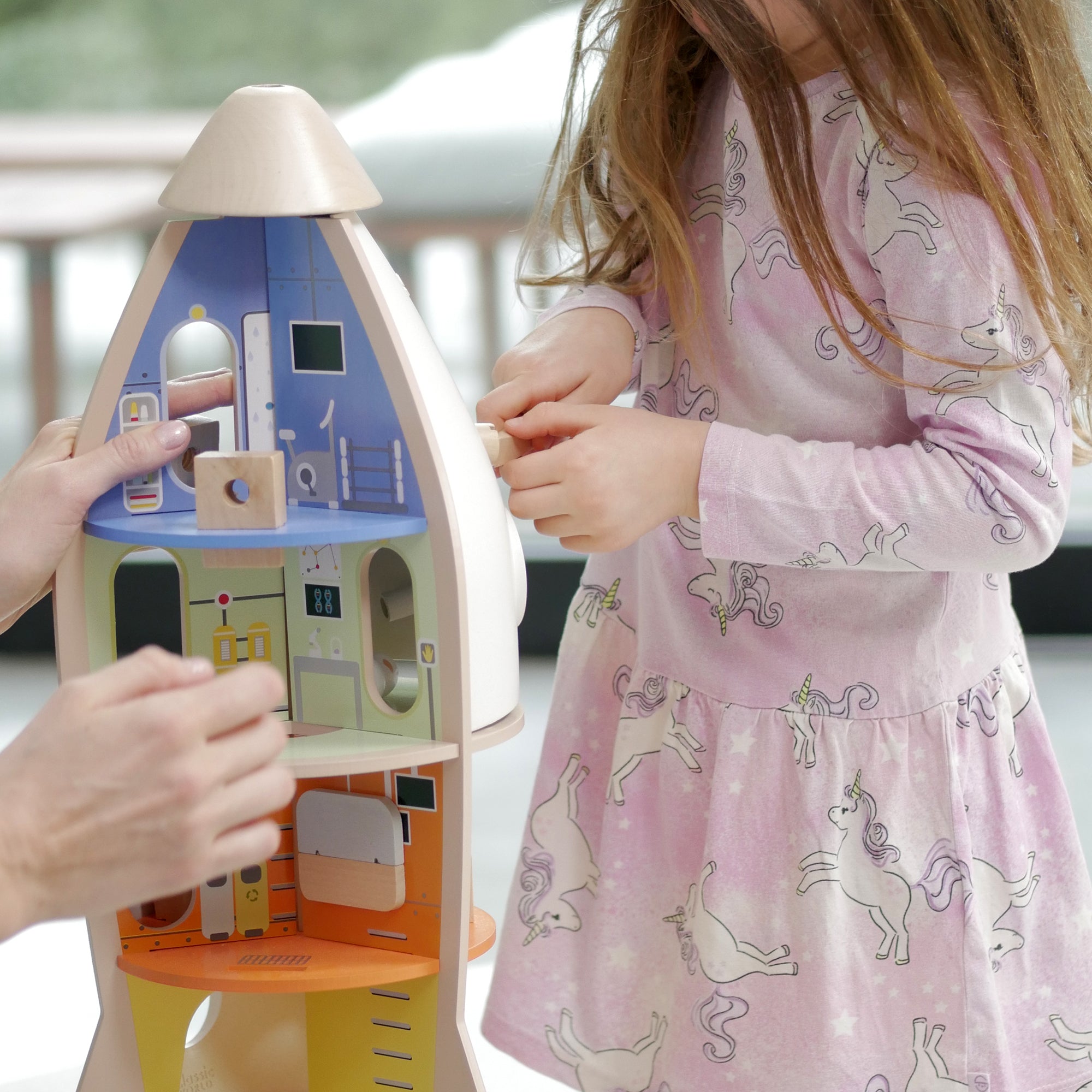 To interaktywna zabawka, która wspiera kosmiczne zabawy - odgrywanie ról, udawanie astronautów lub inżyniera NASA, podróże po układzie słonecznym i wiele więcej! Poszczególne elementy rakiety można odkręcać i montować, co rozwija umiejętności manualne, koordynację dziecka.