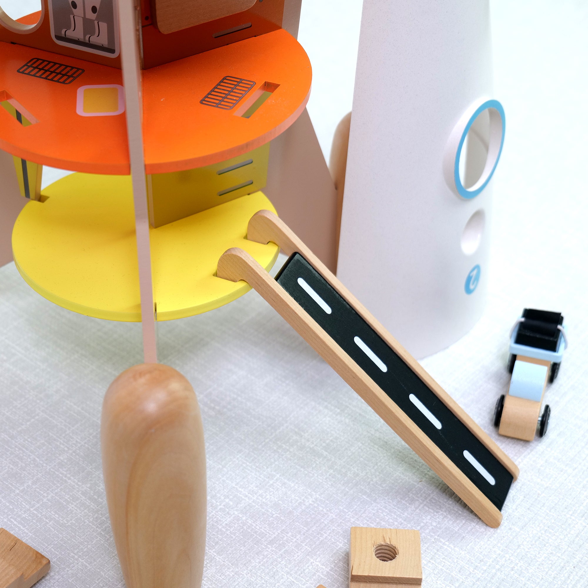 To interaktywna zabawka, która wspiera kosmiczne zabawy - odgrywanie ról, udawanie astronautów lub inżyniera NASA, podróże po układzie słonecznym i wiele więcej! Poszczególne elementy rakiety można odkręcać i montować, co rozwija umiejętności manualne, koordynację dziecka.