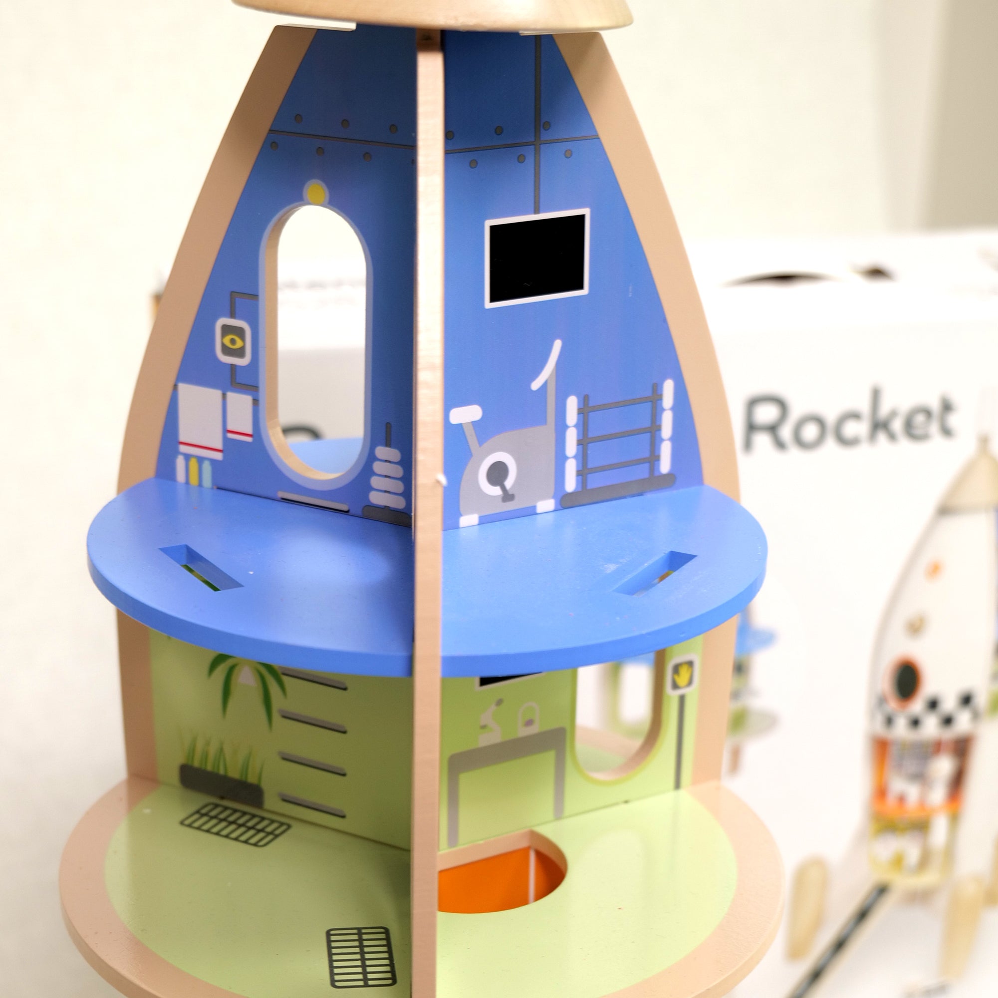 To interaktywna zabawka, która wspiera kosmiczne zabawy - odgrywanie ról, udawanie astronautów lub inżyniera NASA, podróże po układzie słonecznym i wiele więcej! Poszczególne elementy rakiety można odkręcać i montować, co rozwija umiejętności manualne, koordynację dziecka.