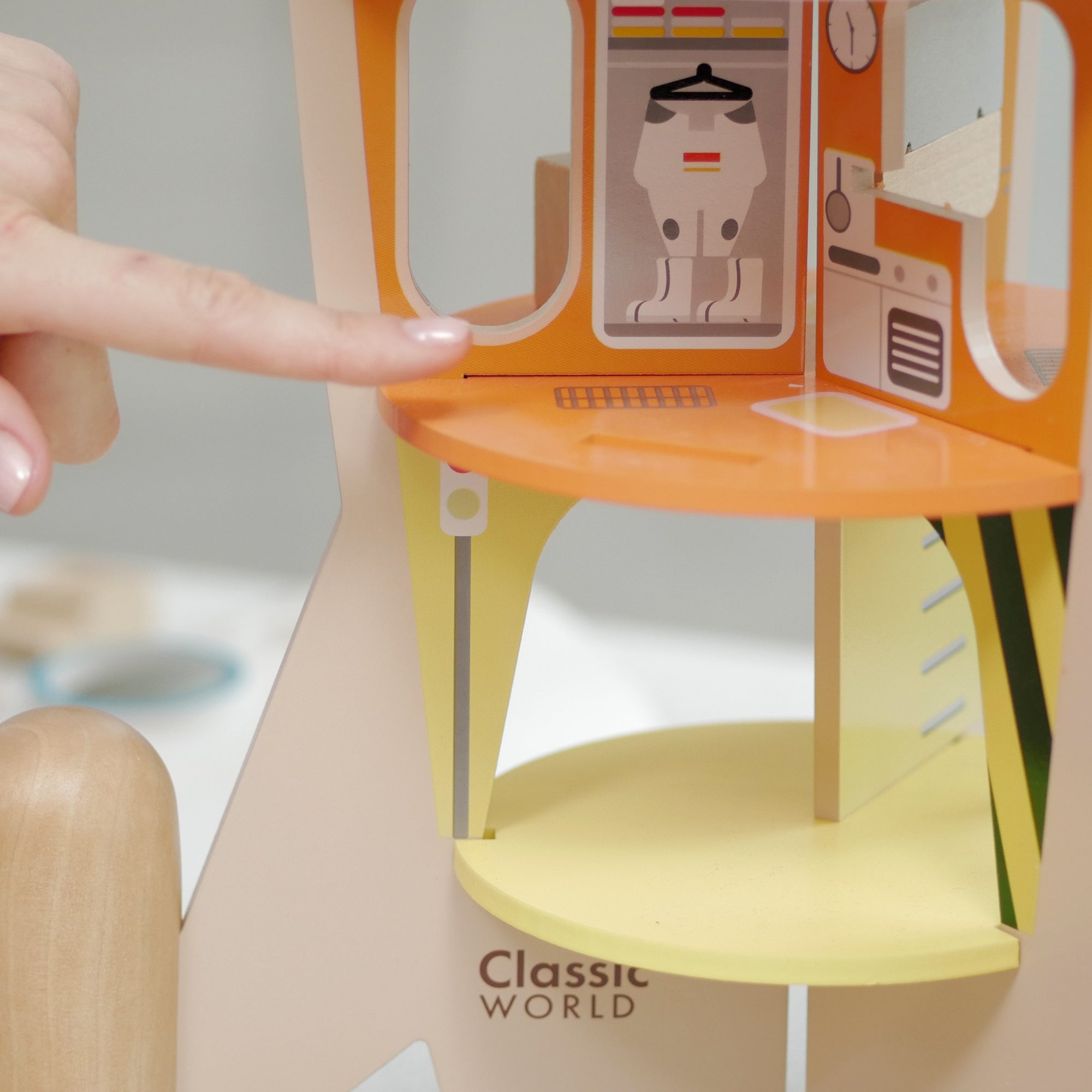 To interaktywna zabawka, która wspiera kosmiczne zabawy - odgrywanie ról, udawanie astronautów lub inżyniera NASA, podróże po układzie słonecznym i wiele więcej! Poszczególne elementy rakiety można odkręcać i montować, co rozwija umiejętności manualne, koordynację dziecka.