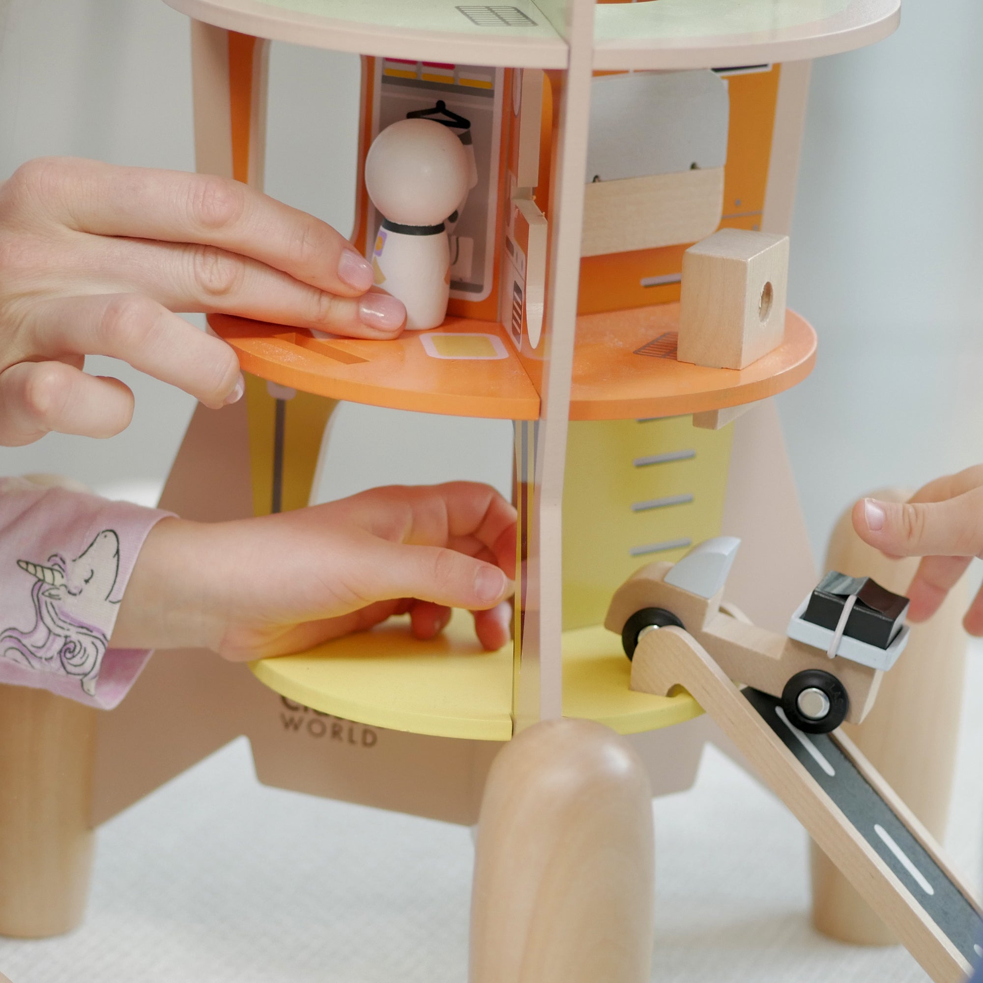 To interaktywna zabawka, która wspiera kosmiczne zabawy - odgrywanie ról, udawanie astronautów lub inżyniera NASA, podróże po układzie słonecznym i wiele więcej! Poszczególne elementy rakiety można odkręcać i montować, co rozwija umiejętności manualne, koordynację dziecka.