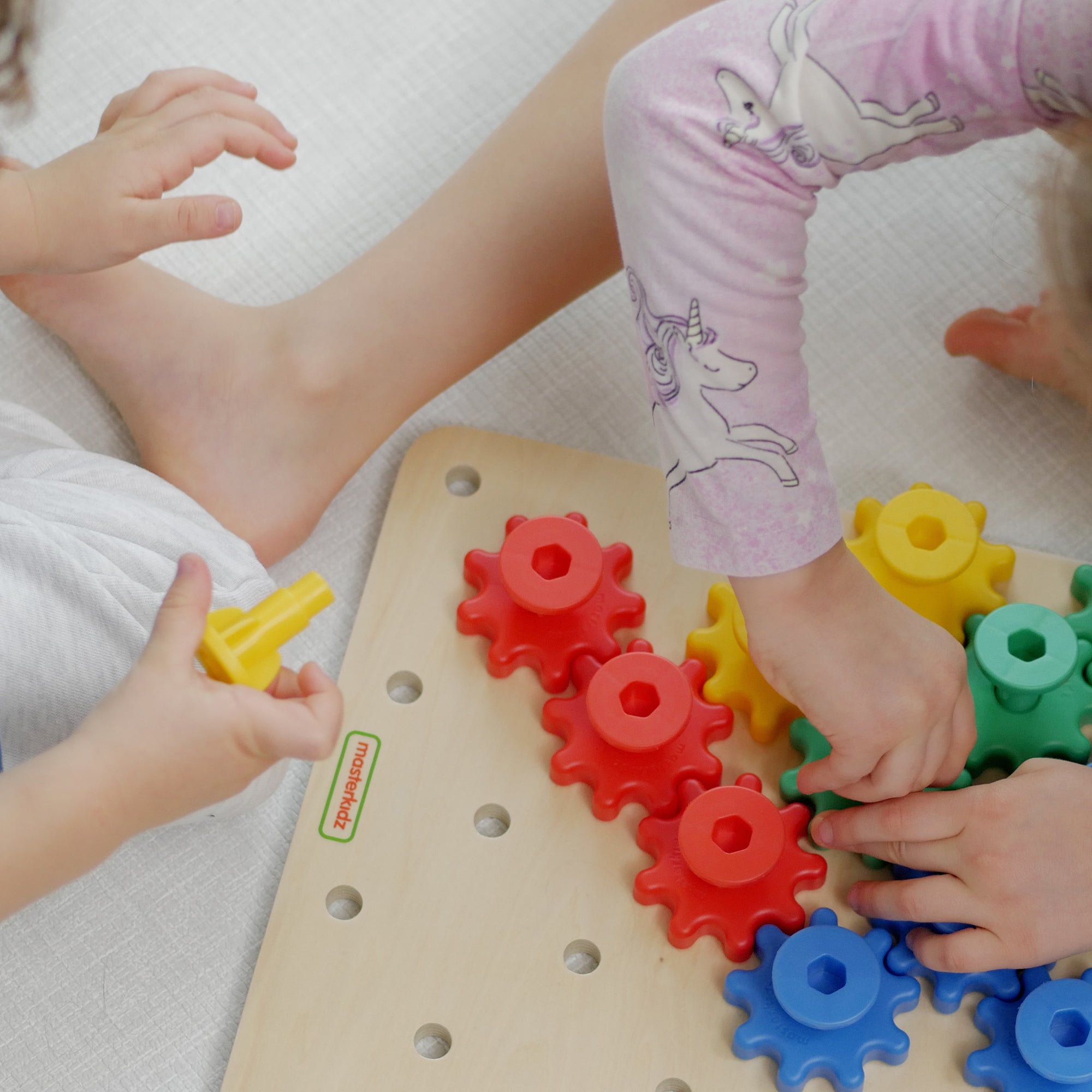 To edukacyjna zabawka, która pozwala dzieciom tworzyć działające mechanizmy z kolorowych kół zębatych. Zabawa rozwija zdolności manualne, logiczne myślenie i umiejętności przestrzenne, ucząc dzieci o ruchu obrotowym, zasadach działania maszyn i efektywności mechanizmów.