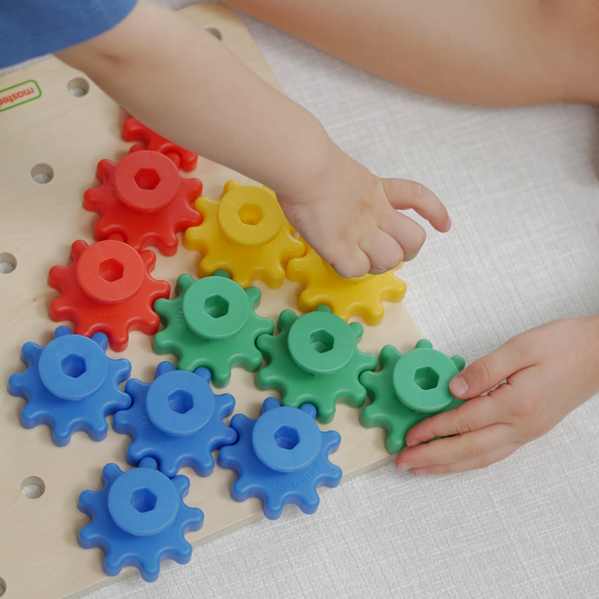 To edukacyjna zabawka, która pozwala dzieciom tworzyć działające mechanizmy z kolorowych kół zębatych. Zabawa rozwija zdolności manualne, logiczne myślenie i umiejętności przestrzenne, ucząc dzieci o ruchu obrotowym, zasadach działania maszyn i efektywności mechanizmów.