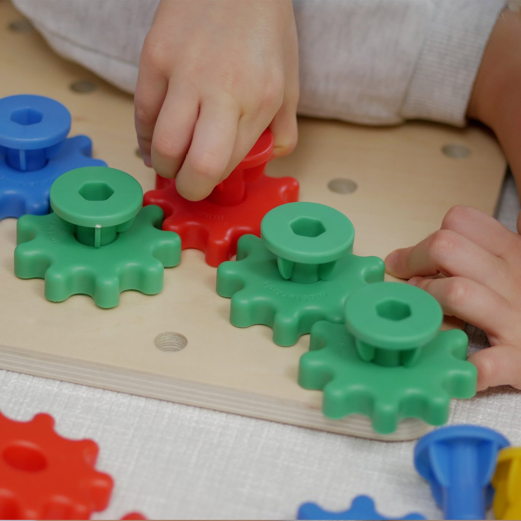 To edukacyjna zabawka, która pozwala dzieciom tworzyć działające mechanizmy z kolorowych kół zębatych. Zabawa rozwija zdolności manualne, logiczne myślenie i umiejętności przestrzenne, ucząc dzieci o ruchu obrotowym, zasadach działania maszyn i efektywności mechanizmów.