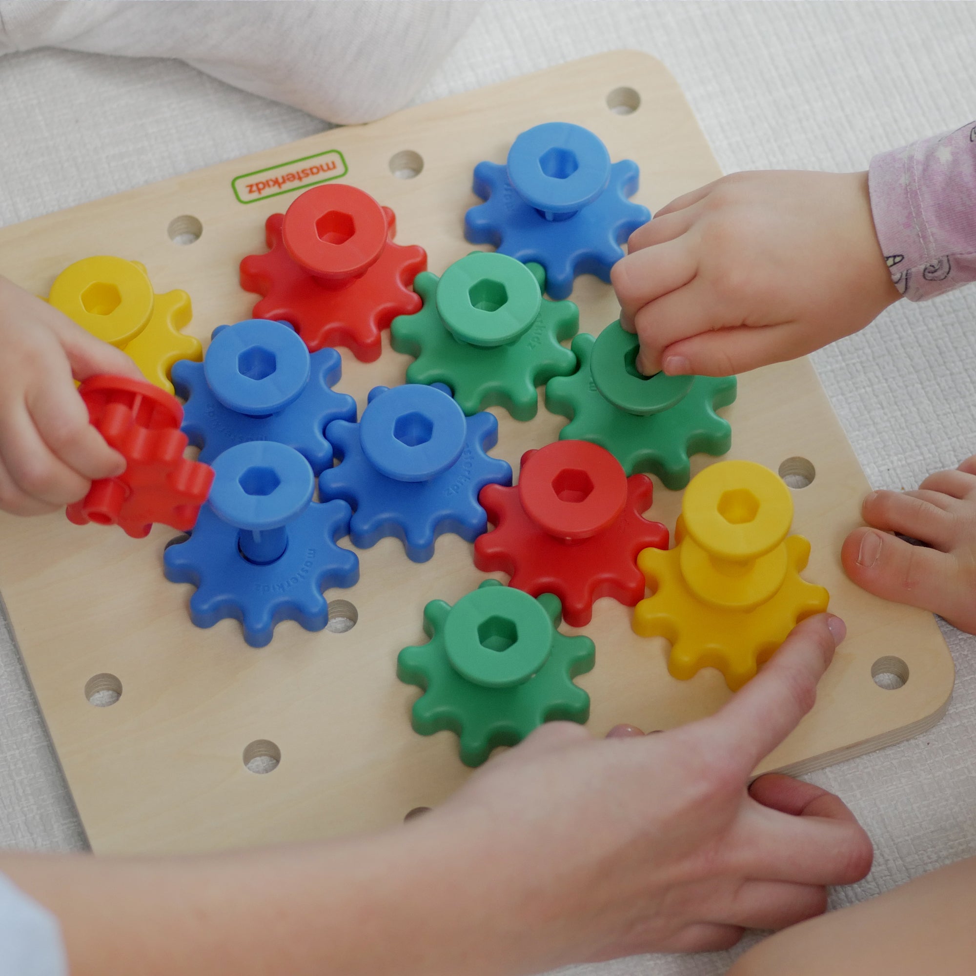 To edukacyjna zabawka, która pozwala dzieciom tworzyć działające mechanizmy z kolorowych kół zębatych. Zabawa rozwija zdolności manualne, logiczne myślenie i umiejętności przestrzenne, ucząc dzieci o ruchu obrotowym, zasadach działania maszyn i efektywności mechanizmów.