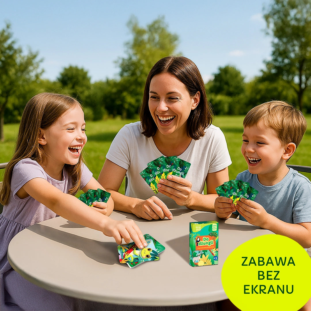 Wspólna gra karciana rodziny w Do Dżungli – dzieci trzymają karty ze zwierzętami, rozwijając motorykę i kompetencje społeczne