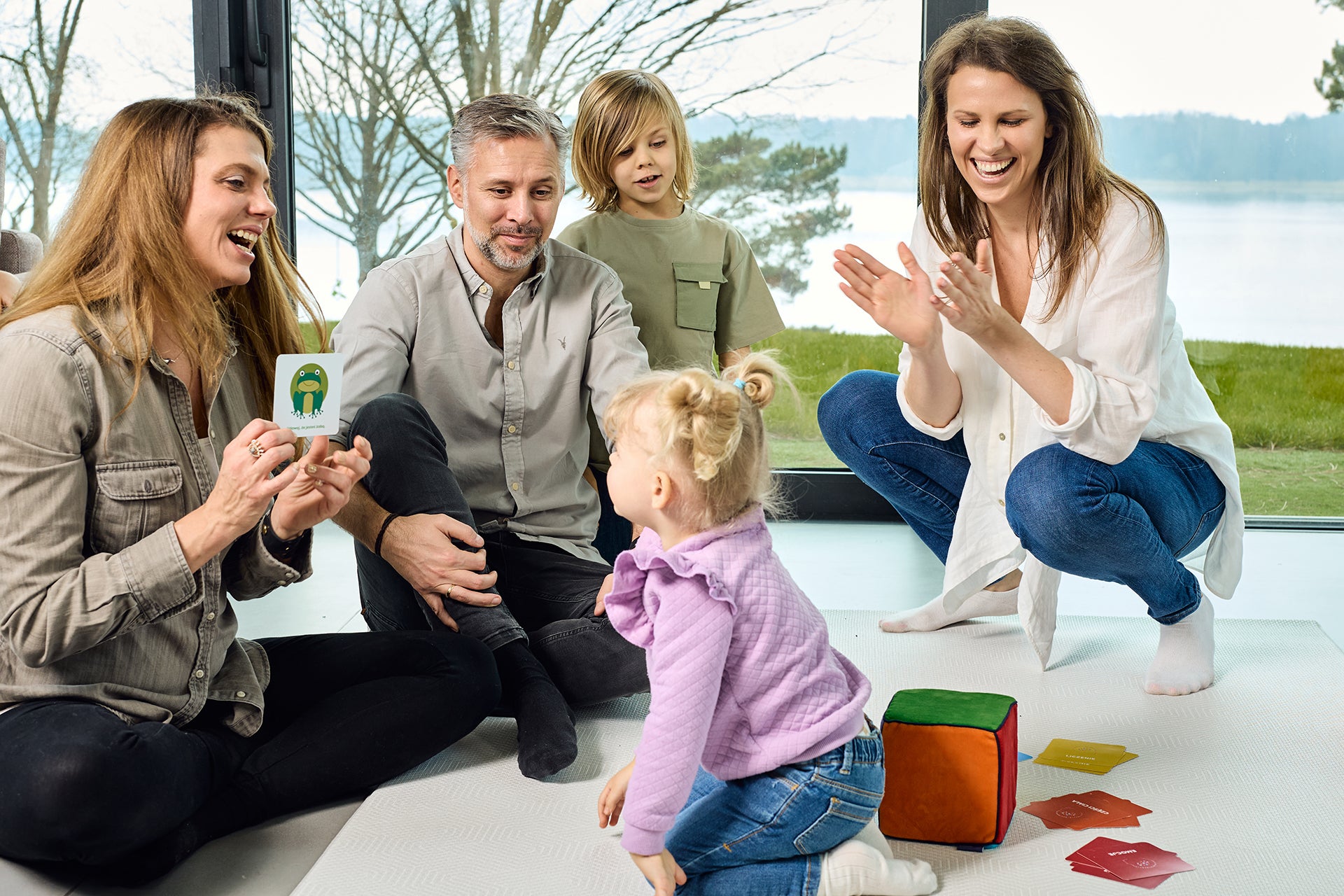 Rodzinna zabawa z kartami Nauka przez Zabawę i Kostką Aktywności – dzieci i dorośli wykonują zadania edukacyjne razem
