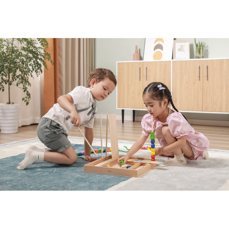 Drewniany zestaw edukacyjny Montessori „Logiczne koraliki” z kolorowymi koralikami, patyczkami i kartami wzorów w drewnianym pudełku. Rozwija koordynację ręka-oko, logiczne myślenie, kreatywność oraz precyzję.