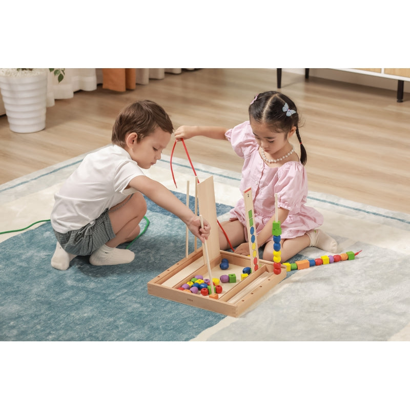 Drewniany zestaw edukacyjny Montessori „Logiczne koraliki” z kolorowymi koralikami, patyczkami i kartami wzorów w drewnianym pudełku. Rozwija koordynację ręka-oko, logiczne myślenie, kreatywność oraz precyzję.