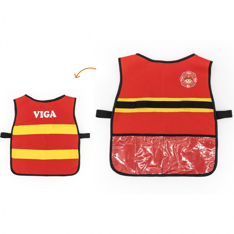 Zestaw Małego Strażaka marki Viga – czerwony kask strażacki z logo, kamizelka z żółtym paskiem i kieszeniami, drewniane akcesoria: gaśnica, siekierka, latarka, megafon, walkie-talkie oraz odznaka. Zestaw dla dzieci 3+ do zabawy w odgrywanie ról.