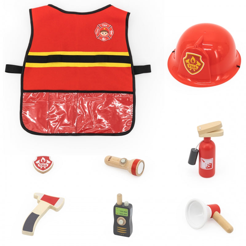 Zestaw Małego Strażaka marki Viga – czerwony kask strażacki z logo, kamizelka z żółtym paskiem i kieszeniami, drewniane akcesoria: gaśnica, siekierka, latarka, megafon, walkie-talkie oraz odznaka. Zestaw dla dzieci 3+ do zabawy w odgrywanie ról.