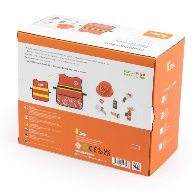 Zestaw Małego Strażaka marki Viga – czerwony kask strażacki z logo, kamizelka z żółtym paskiem i kieszeniami, drewniane akcesoria: gaśnica, siekierka, latarka, megafon, walkie-talkie oraz odznaka. Zestaw dla dzieci 3+ do zabawy w odgrywanie ról.