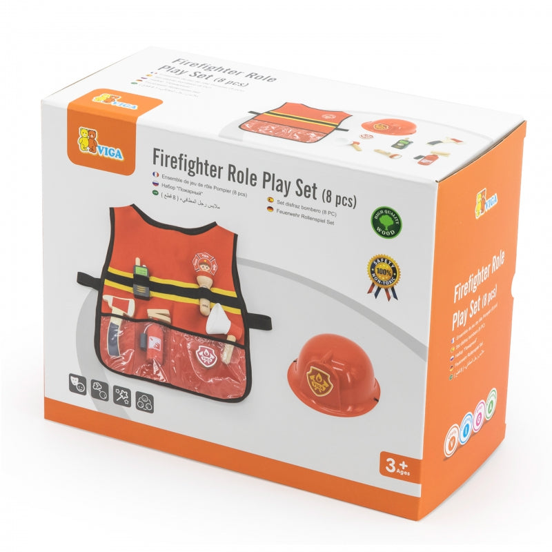 Zestaw Małego Strażaka marki Viga – czerwony kask strażacki z logo, kamizelka z żółtym paskiem i kieszeniami, drewniane akcesoria: gaśnica, siekierka, latarka, megafon, walkie-talkie oraz odznaka. Zestaw dla dzieci 3+ do zabawy w odgrywanie ról.