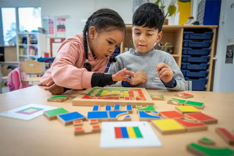 Wspólna zabawa z Color Code Educo – dzieci ćwiczą kodowanie i logikę, układając sekwencje kolorów wg kart zadań