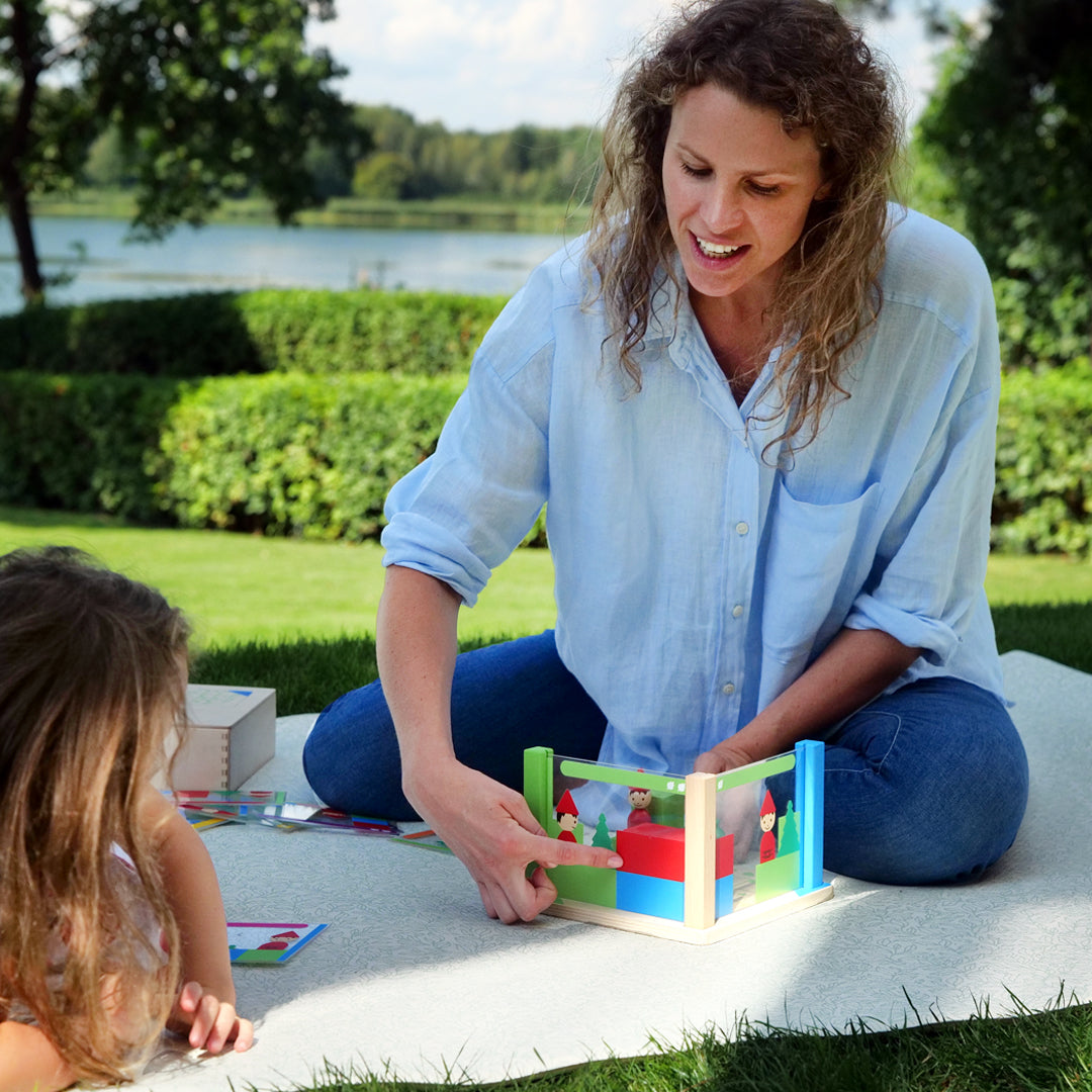 Zabawa z grą Budowanie Przestrzenne Montessori Educo – dziecko i rodzic budują z klocków i porównują perspektywy