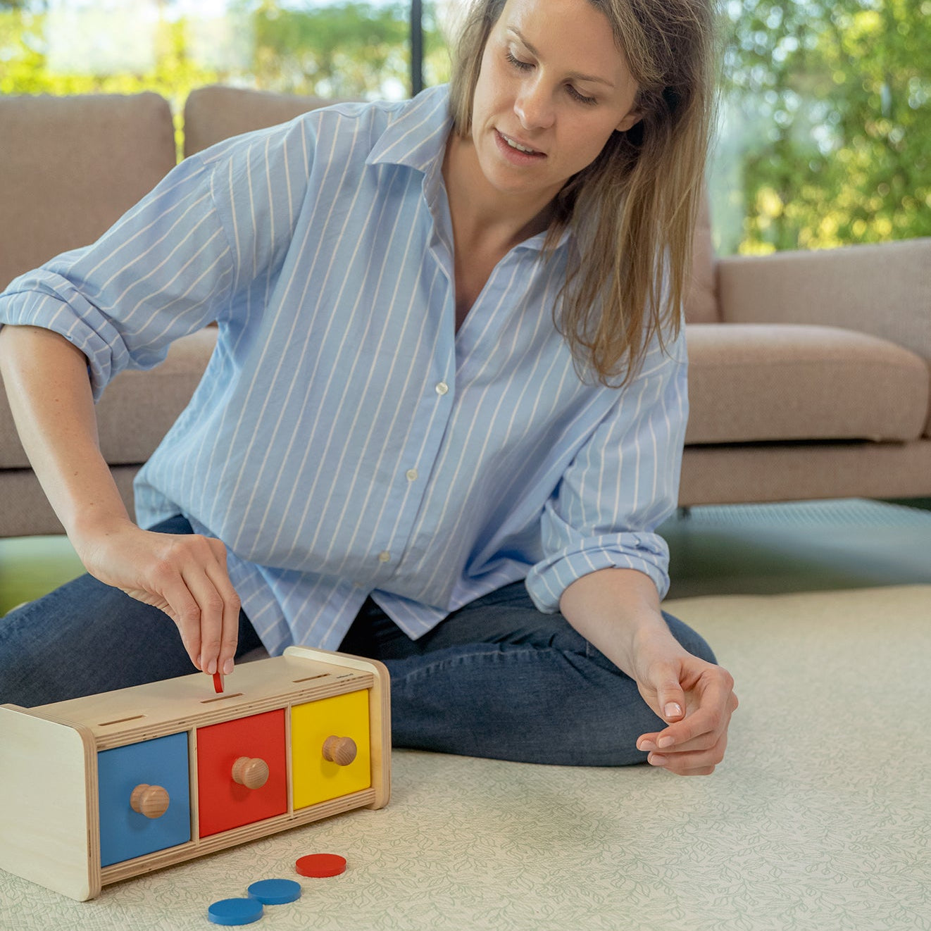 Zabawa edukacyjna z sorterem Montessori Educo – rodzina ćwiczy sortowanie kolorów z kolorowymi krążkami i szufladkami