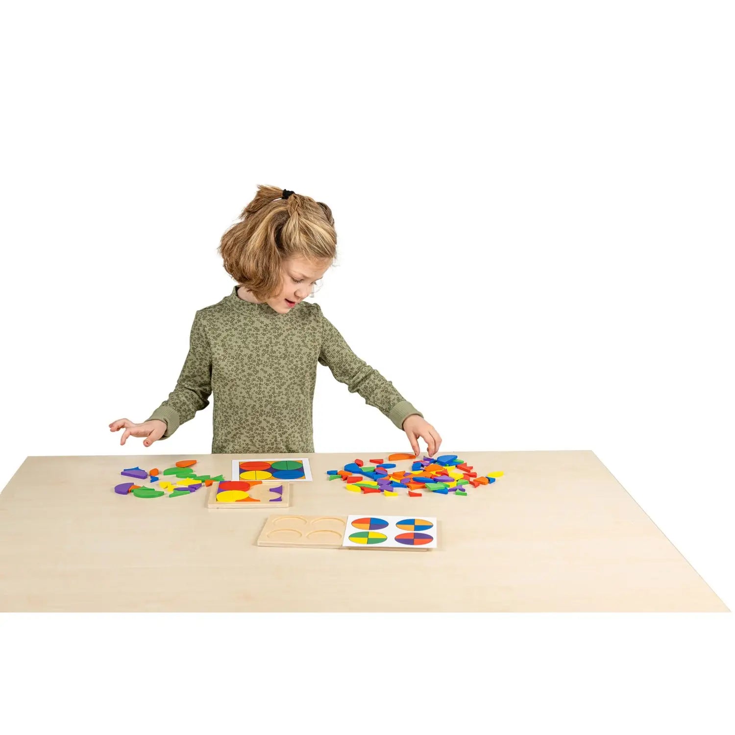 Zabawa geometrią – dziecko układa kolorowe kształty Toys for Life, ucząc się symetrii i kompozycji przez doświadczenie