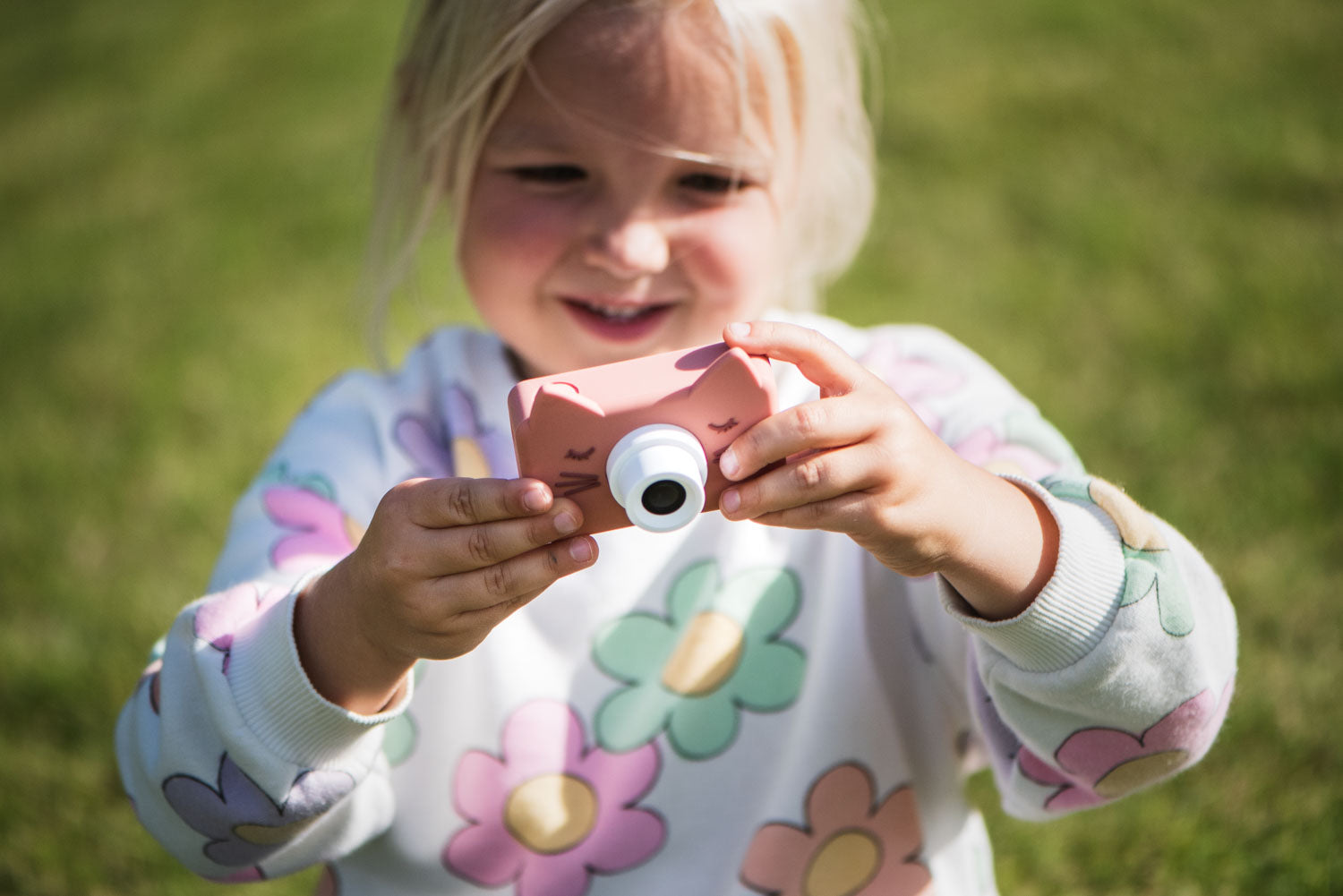 Aparat fotograficzny Zoo Friends dla dzieci, wykonany z ekologicznych materiałów, z 24-megapikselowym obiektywem i funkcją nagrywania wideo. Lekki, łatwy w obsłudze z kolorowym silikonowym pokrowcem, idealny dla dzieci od 2 do 10 lat. W zestawie karta pamięci 32 GB, pozwalająca na zapisanie do 8000 zdjęć oraz 20 zabawnych filtrów i naklejek do personalizacji zdjęć. 