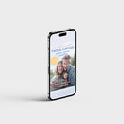 Obrazek przedstawia smartfon prezentujący okładkę e-booka "Twoje dziecko - mądre, zdolne, szczęśliwe".